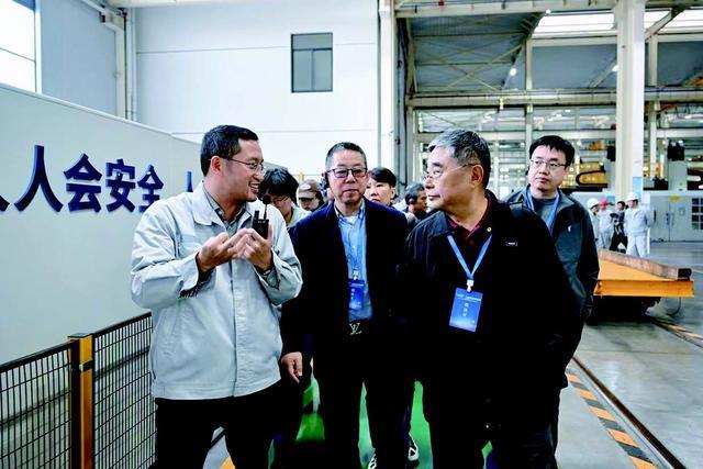智汇“成都制造”共话“新质未来”——经济媒体与政企研代表解码新质生产力的成都力杏彩体育平台量(图3)