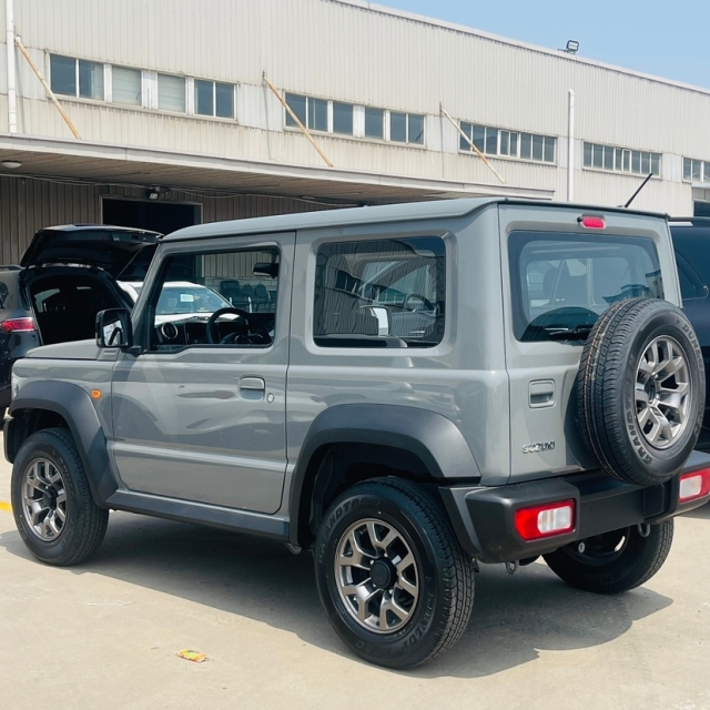 杏彩体育2025款铃木吉姆尼自动三门顶配强悍而精致的纯硬派越野小SUV(图3)